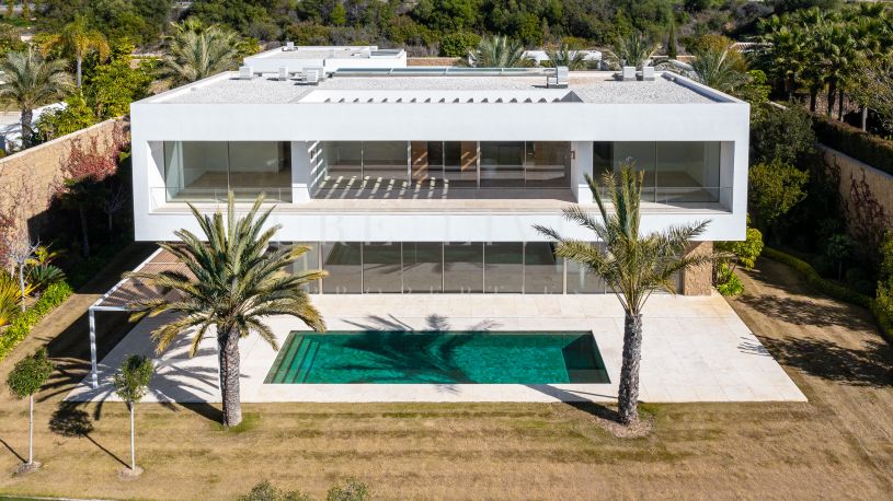 Sublime villa de projet contemporaine de cinq chambres avec des vues magnifiques sur le terrain de golf et la côte méditerranéenne à Finca Cortesin, Casares.