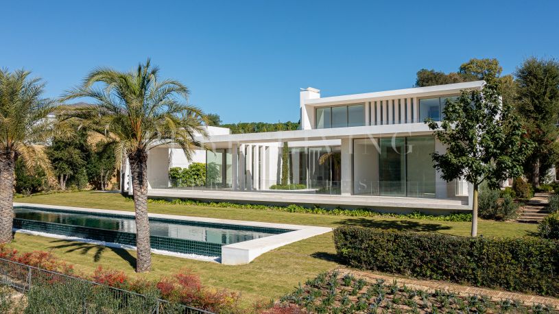 Remarquable villa contemporaine de cinq chambres à coucher avec vue imprenable sur le terrain de golf et la côte méditerranéenne à Finca Cortesin, Casares.