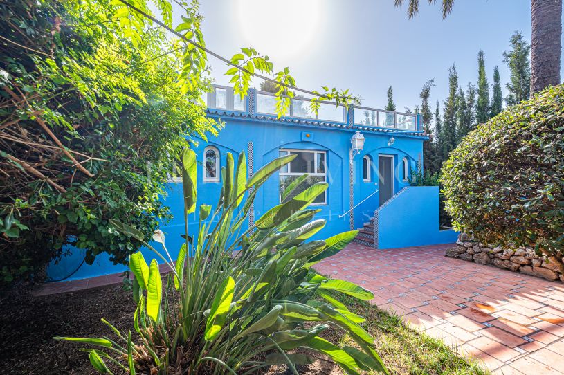 Villa for sale on the main avenue in Calahonda, Marbella East