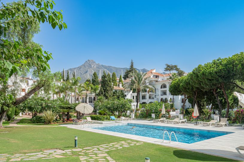 Elegante apartamento de dos dormitorios en el Señorío de Marbella.