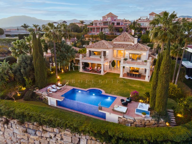 Villa de estilo andaluz de cinco dormitorios en venta con vistas panorámicas en Los Flamingos, Benahavís.