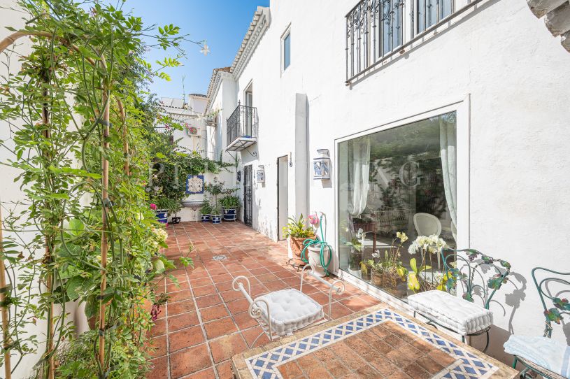 Townhouse for sale with lots of character on the Golden Mile within walking distance to the beach
