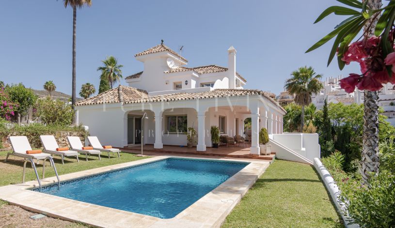 Mooie villa met vijf slaapkamers in Los Naranjos Hill Club, Nueva Andalucia