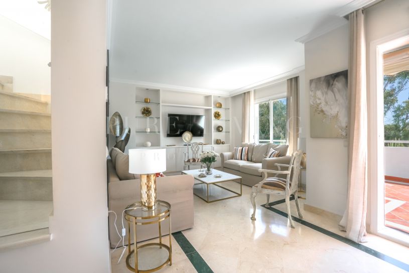 Apartamento de dos dormitorios con fabulosas vistas panorámicas al mar y a la montaña.