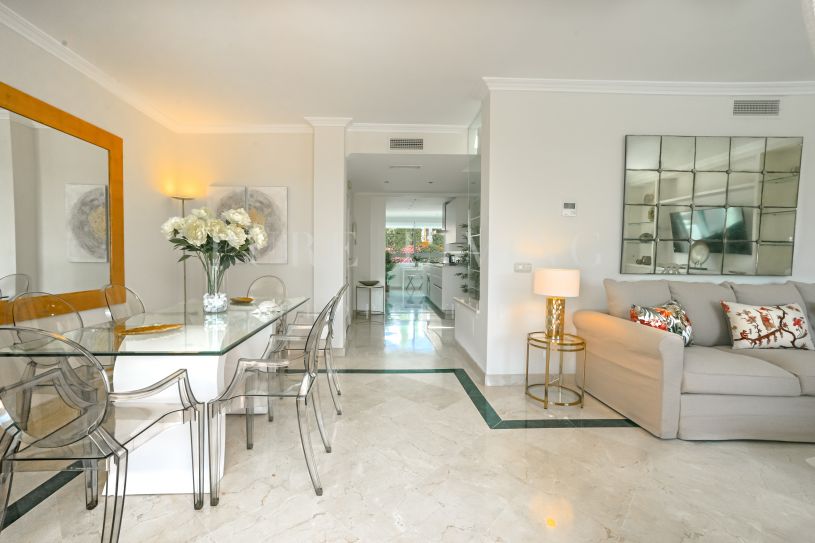 Apartamento de dos dormitorios con fabulosas vistas panorámicas al mar y a la montaña.