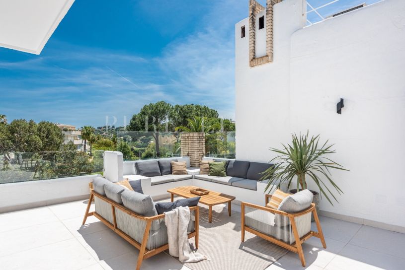 Outstanding three-bedroom penthouse in Las Brisas, located in the heart of Nueva Andalucia