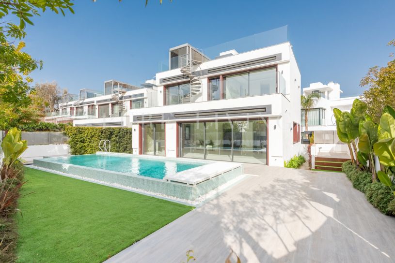Villa de bord de mer de trois chambres récemment construite à Rio Verde Playa, Marbella Golden Mile
