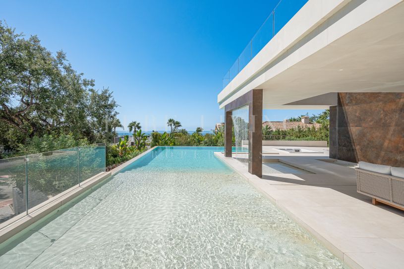 Nieuw gebouwde moderne luxe villa met 8 slaapkamers te koop met uitzicht op zee in het beste van Siera Blanca
