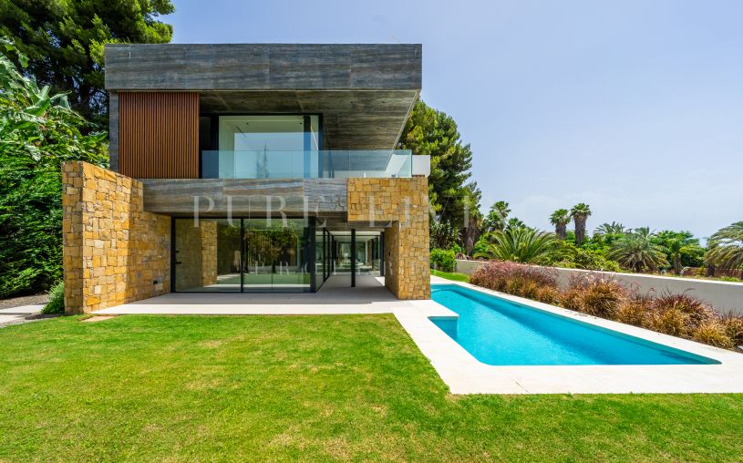 Moderne villa met vier slaapkamers en zeezicht in het prestigieuze Rocio de Nagueles, Marbella Golden Mile