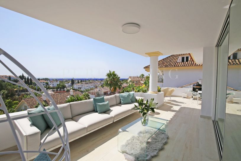Magnífico ático dúplex de tres dormitorios con impresionantes vistas en Monte Paraíso, Milla de Oro de Marbella.