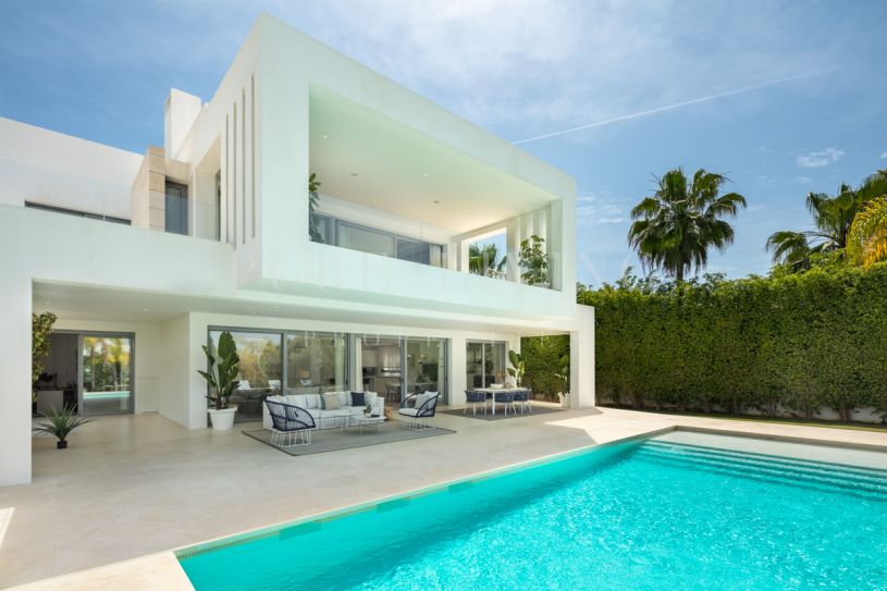 Prachtige moderne villa met vijf slaapkamers te koop in de gesloten urbanisatie Los Olivos, Nueva Andalucia