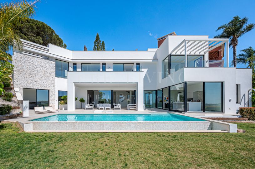 Magnífica villa contemporánea de nueva construcción de cinco dormitorios en Golf Río Real, Marbella Este