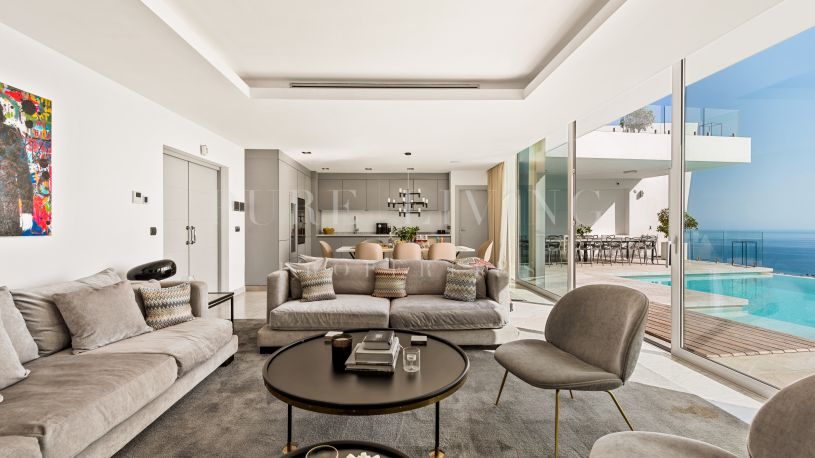 Luxueuse villa de 5 chambres orientée au sud avec piscine à débordement et vue imprenable à Altos de Los Monteros