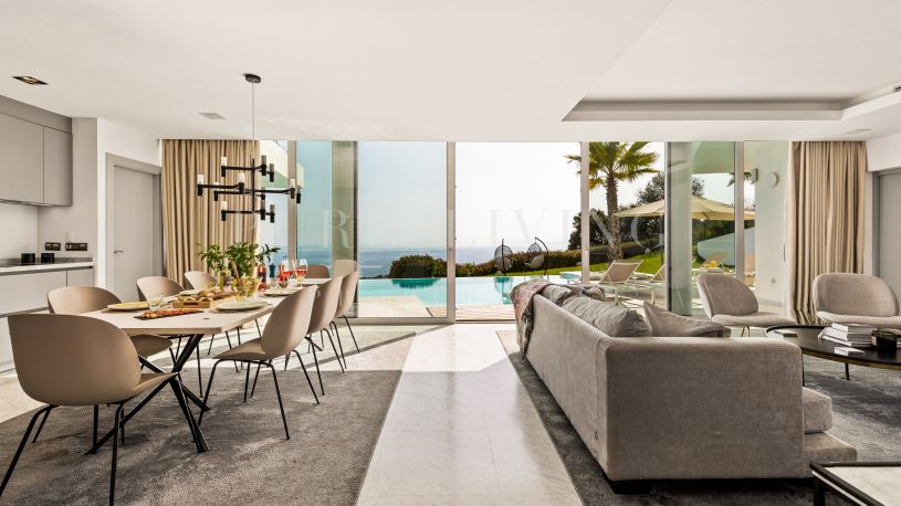 Luxueuse villa de 5 chambres orientée au sud avec piscine à débordement et vue imprenable à Altos de Los Monteros