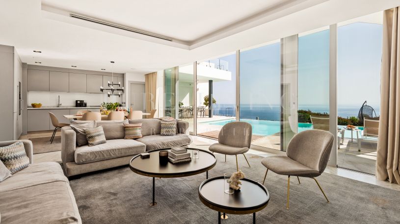 Luxueuse villa de 5 chambres orientée au sud avec piscine à débordement et vue imprenable à Altos de Los Monteros