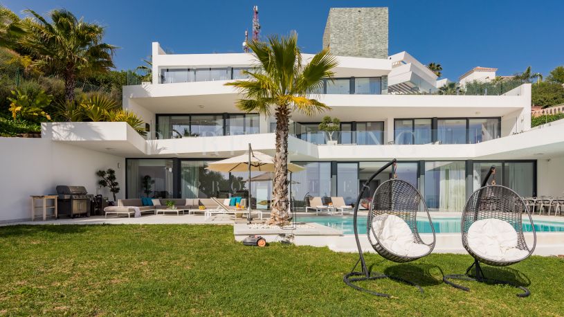 Impresionante Villa de cinco dormitorios con inmejorables vistas panorámicas al mar en Altos de Los Monteros, Marbella Este.