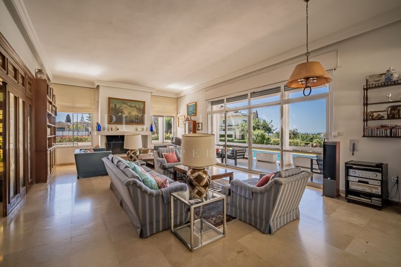 Superbe villa de sept chambres avec de merveilleuses vues sur la mer à La Montua, Marbella Golden Mile.