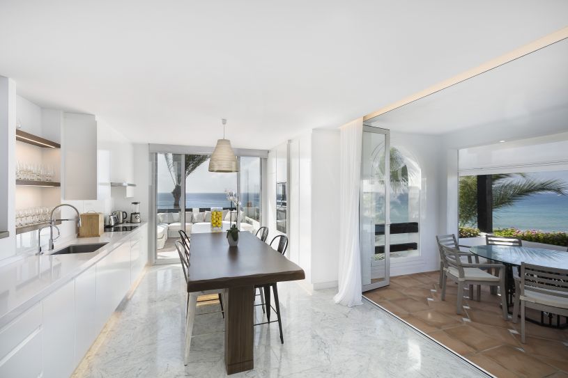 Uniek, direct aan het strand gelegen, duplex penthouse met 5 slaapkamers en privézwembad