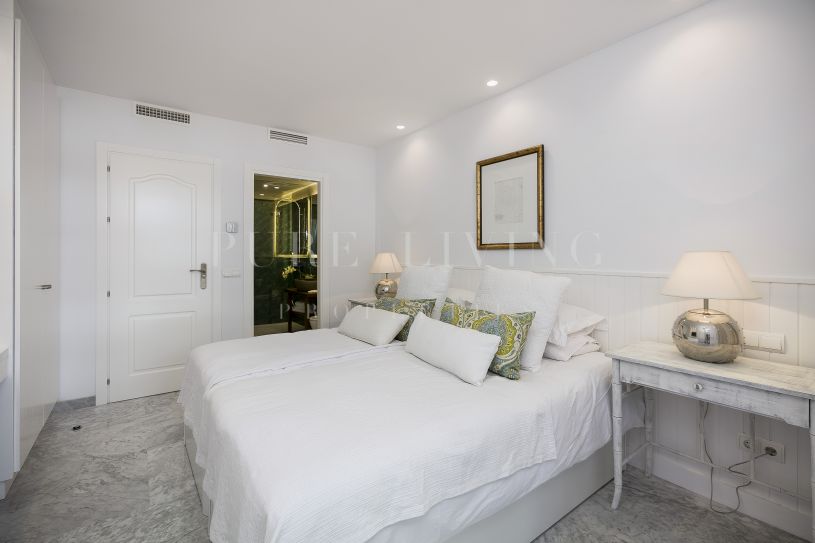 Uniek, direct aan het strand gelegen, duplex penthouse met 5 slaapkamers en privézwembad