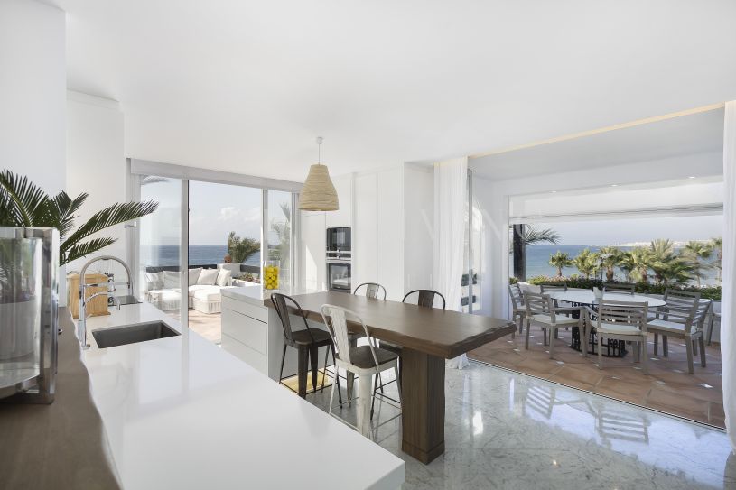 Uniek, direct aan het strand gelegen, duplex penthouse met 5 slaapkamers en privézwembad