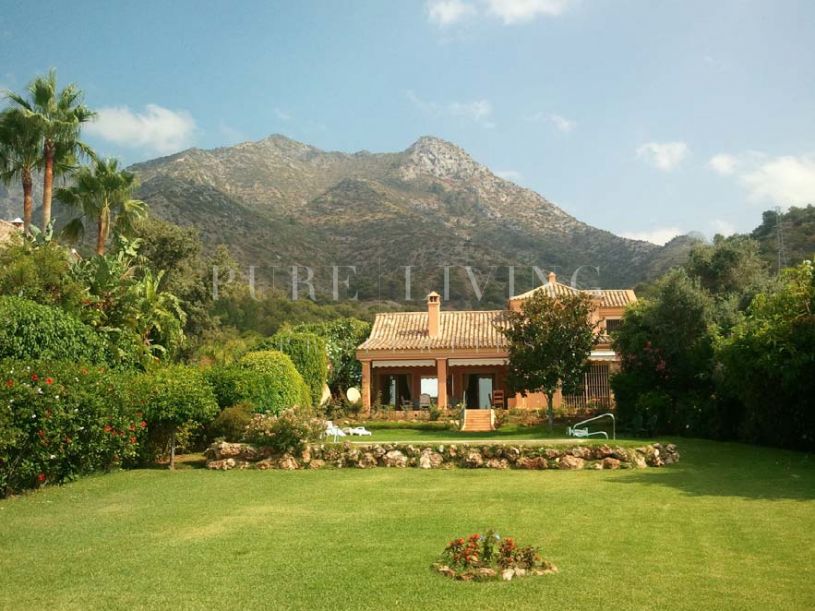 Villa méditerranéenne à Cascada de Camoján avec vue sur la mer et deux maisons d'hôtes indépendantes.