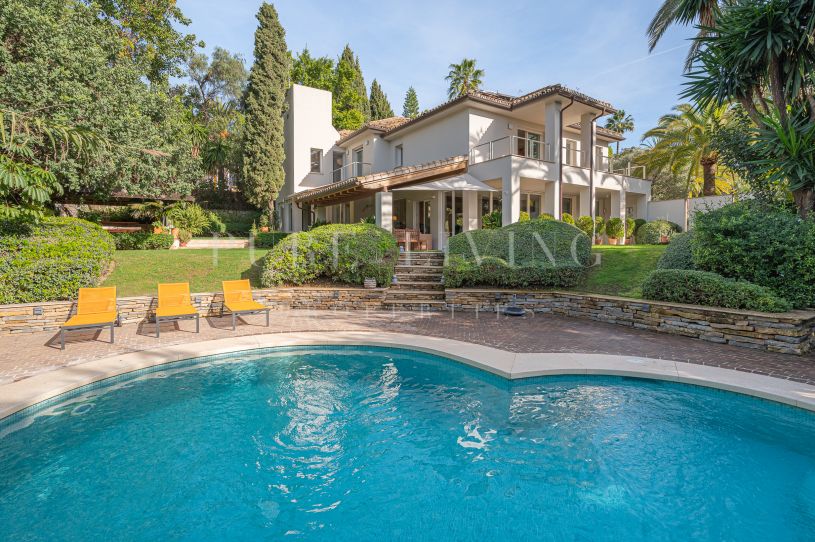 Vente d'une villa contemporaine unique de cinq chambres avec systèmes d'autoconsommation dans une communauté exclusive.