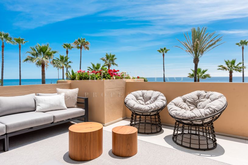 Espectacular apartamento de tres dormitorios en primera línea de playa en Costalita del Mar, Estepona