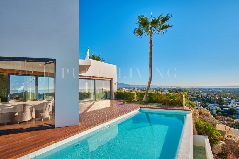 Villa de six chambres récemment rénovée à vendre dans une communauté fermée avec une vue imprenable sur la mer.