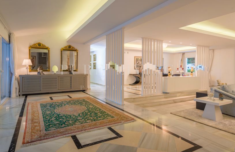 Indrukwekkende villa met prachtig uitzicht op de berg La Concha en de Middellandse Zee