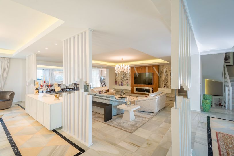 Indrukwekkende villa met prachtig uitzicht op de berg La Concha en de Middellandse Zee