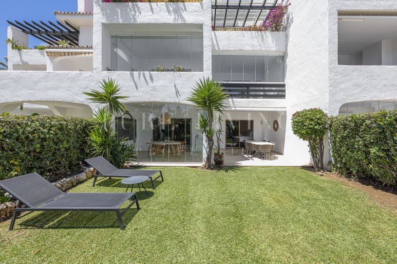 Apartamento de Tres Dormitorios en Primera Línea de Playa en la Milla de Oro de Marbella