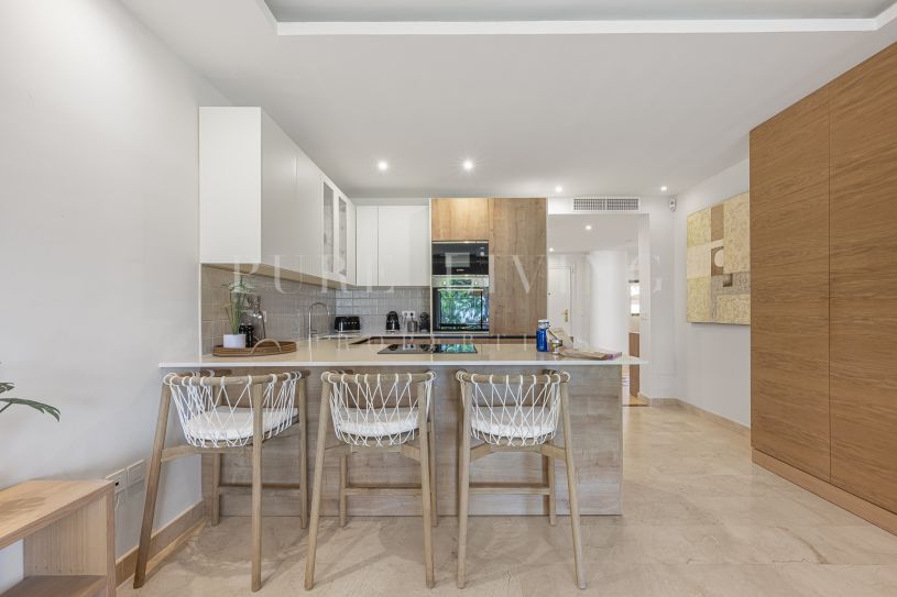 Apartamento de Tres Dormitorios en Primera Línea de Playa en la Milla de Oro de Marbella