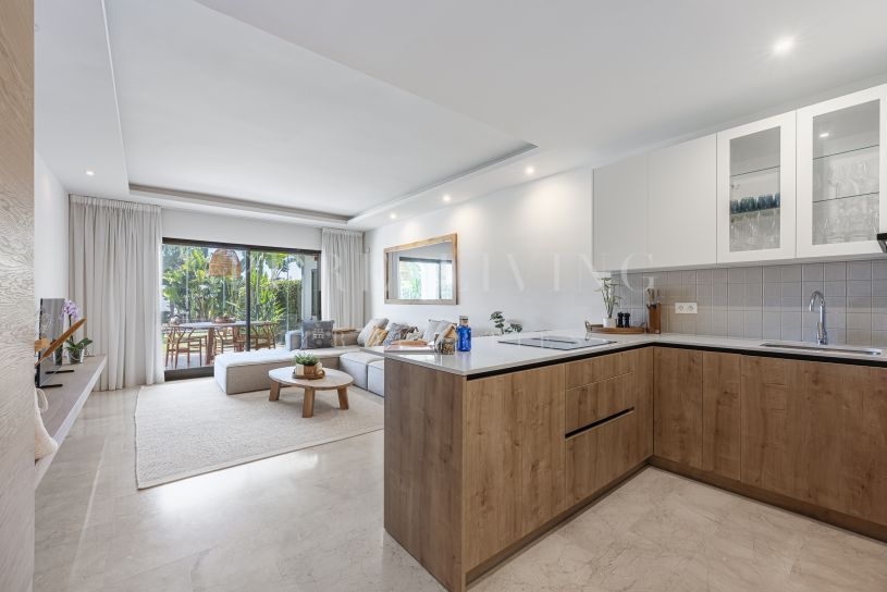 Apartamento de Tres Dormitorios en Primera Línea de Playa en la Milla de Oro de Marbella