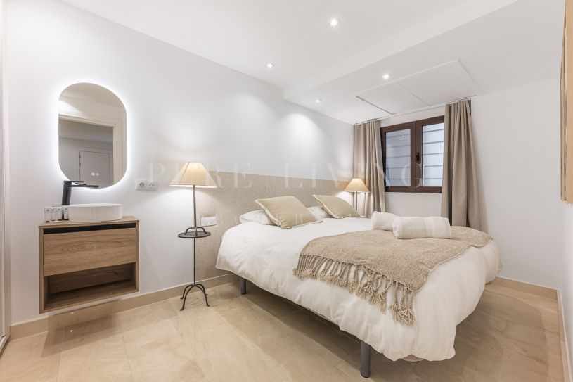 Apartamento de Tres Dormitorios en Primera Línea de Playa en la Milla de Oro de Marbella