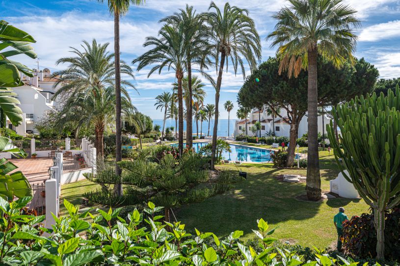 Apartamento de Tres Dormitorios en Primera Línea de Playa en la Milla de Oro de Marbella