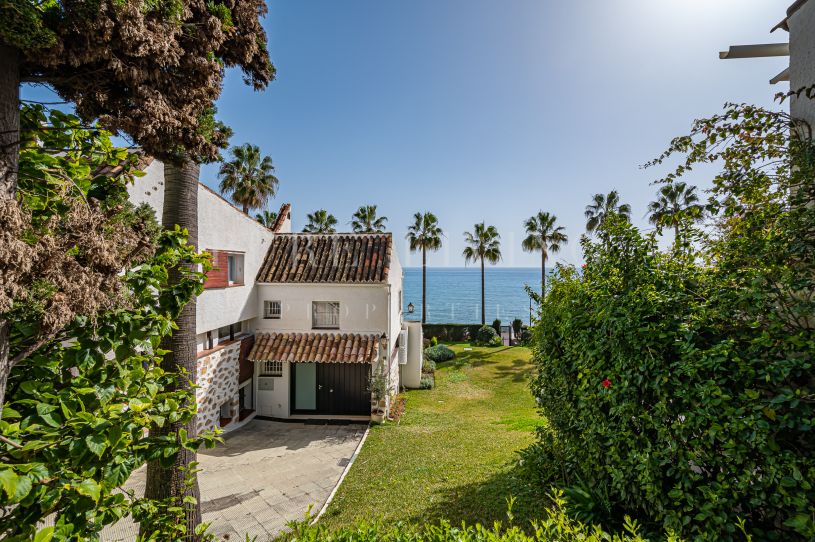 Maison de ville de style méditerranéen avec trois chambres à coucher sur le front de mer de Marbella.