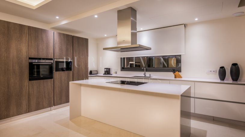 Villa contemporaine de quatre chambres à coucher près de la plage dans le nouveau Golden Mile, à Estepona.