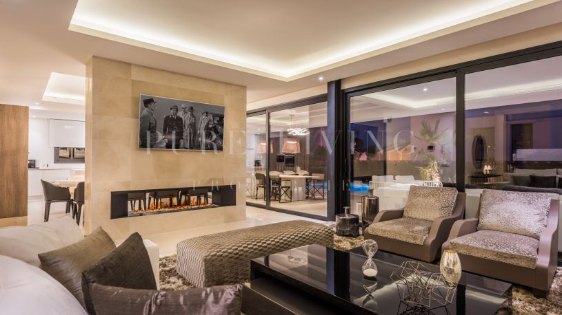 Villa contemporaine de quatre chambres à coucher près de la plage dans le nouveau Golden Mile, à Estepona.