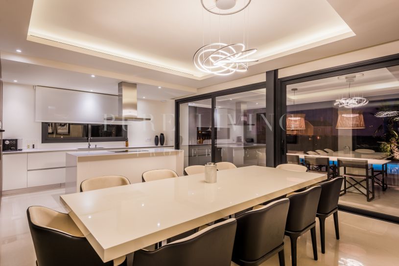 Villa contemporaine de quatre chambres à coucher près de la plage dans le nouveau Golden Mile, à Estepona.