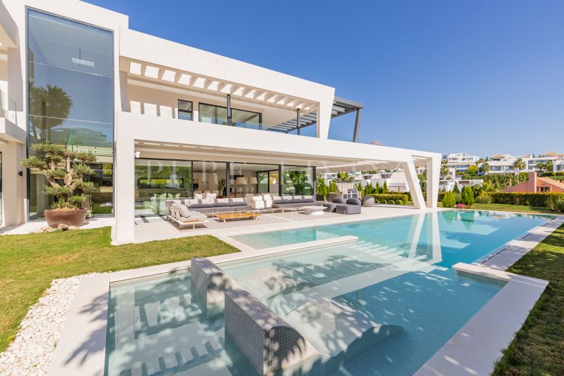 Superbe villa contemporaine avec vue sur les montagnes dans la Vallée du Golf à Nueva Andalucia