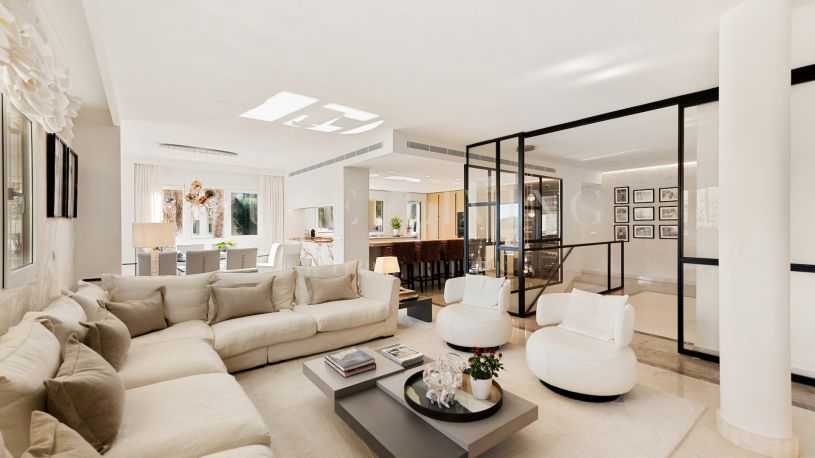 Spectaculaire duplex penthouse de quatre chambres avec vue sur la mer dans une zone privilégiée.