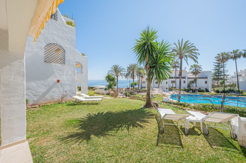 Fantástico apartamento de dos dormitorios y jardin privado en primera linea de playa en la Milla de Oro con vistas al mar