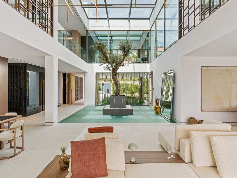 Ultraluxe moderne villa met ongelofelijk uitzicht en op loopafstand van het strand, aan de Golden Mile