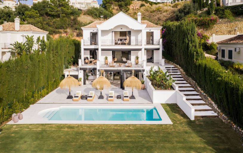 Een prachtige hedendaagse villa met zes slaapkamers, onlangs gerenoveerd in Puerto del Capitan