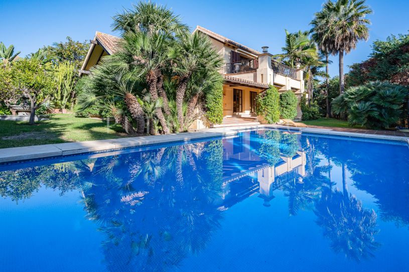 Mediterranean villa for sale with lots of charm just a short walk from the nearest beaches of Puerto Banus.