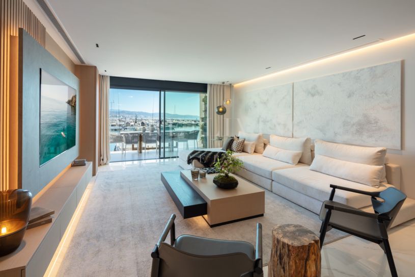Appartement contemporain situé dans le célèbre quartier de Puerto Banus à Marbella.