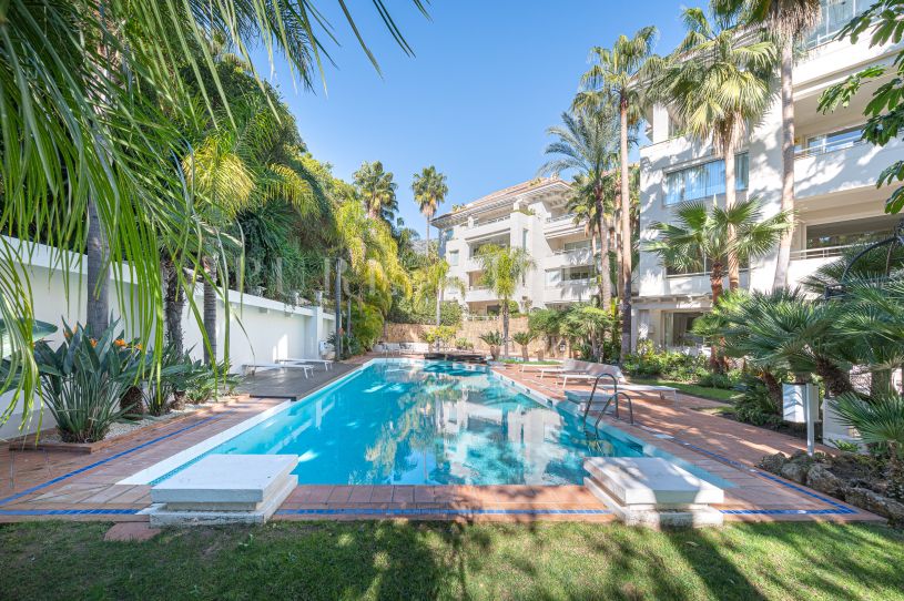 Stylish 3 bedroom luxury apartment for sale in exclusive and very quiet community in Nagueles.