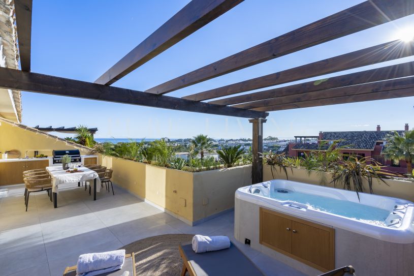 Ático dúplex reformado de tres dormitorios con vistas al mar en venta en Estepona