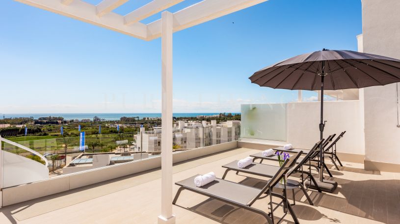 Uitstekend penthouse met twee slaapkamers te koop met prachtig uitzicht in Le Mirage, Estepona