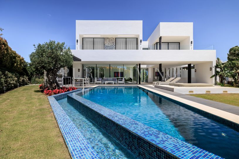 Elegant Modern Villa in a Prime Golden Mile Location